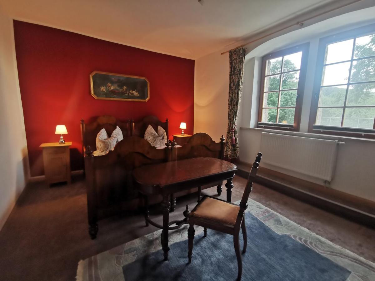 Ruhige Ferienwohnung Im Gutshaus Niederorschel Bagian luar foto